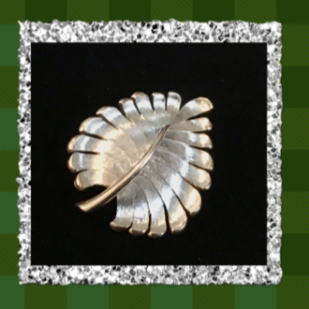 Unsigned Monet Leaf Brooch 1970’s - Picture 2 of 4